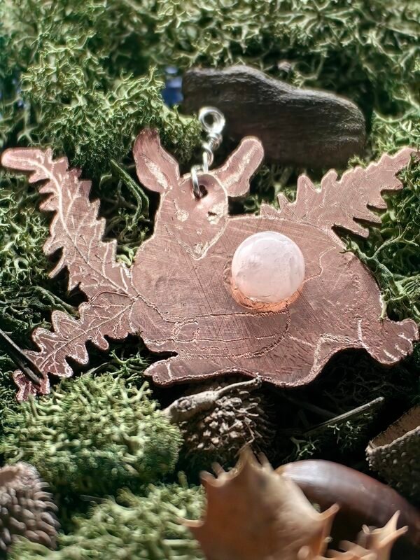 Pendentif 'L'Affectueuse aux Fougères' en argent et cuivre éthiques avec quartz rose, fait main en France sur de la mousse végétale naturelle