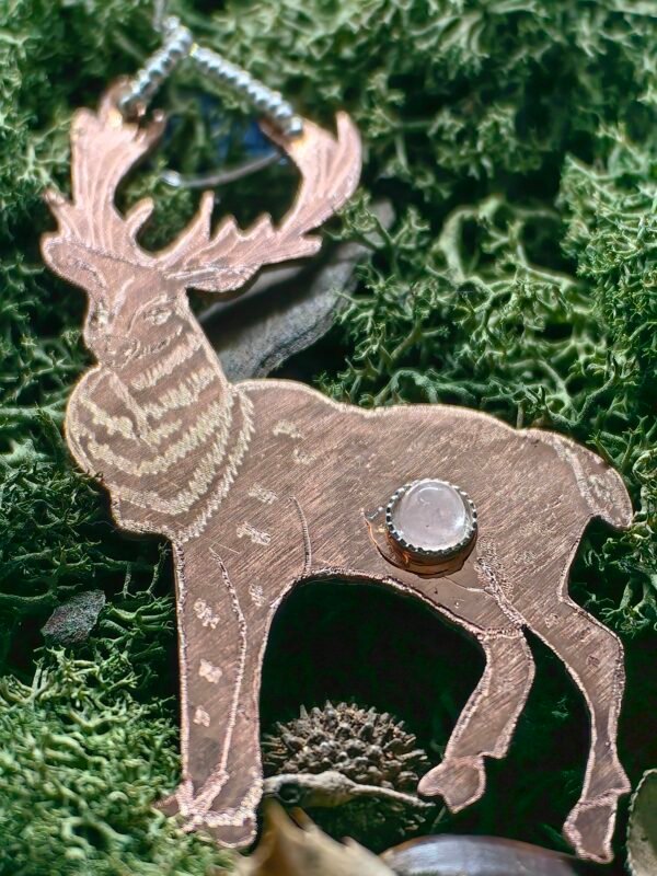 Pendentif 'Le Cimier Guérisseur' en argent et cuivre éthique avec quartz rose et perles en argent, fait main en France sur mousse végétale naturelle