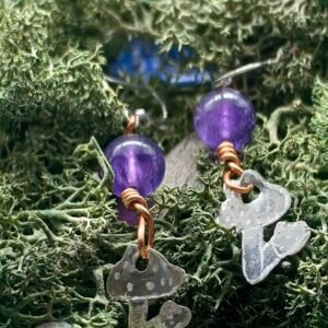 Boucles d'oreilles Champignons gardiens en argent et cuivre éthiques avec perles d'améthyste sur mousse végétale. Fait main en France