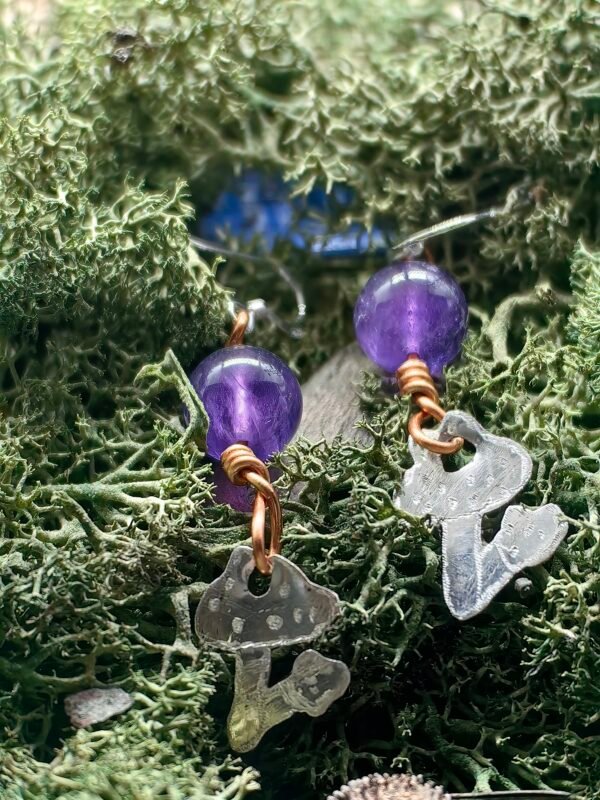 Boucles d'oreilles Champignons gardiens en argent et cuivre éthiques avec perles d'améthyste sur mousse végétale. Fait main en France