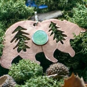 Pendentif "L'Ours Voyageur" en argent et cuivre éthiques, hypoallergénique, fait main en France sur de la mousse végétale naturelle.