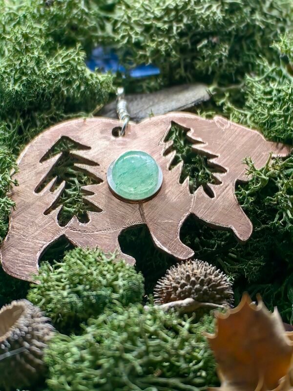 Pendentif "L'Ours Voyageur" en argent et cuivre éthiques, hypoallergénique, fait main en France sur de la mousse végétale naturelle.