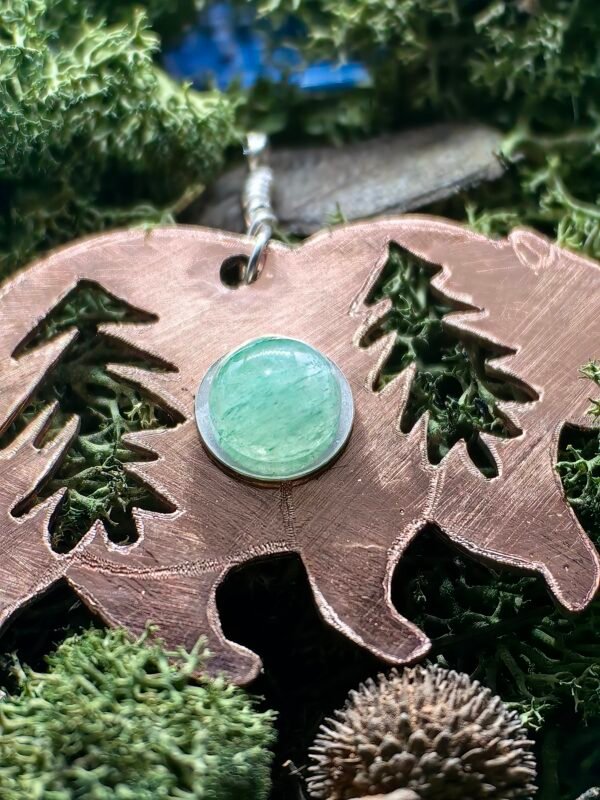 Gros plan pendentif "l'Ours Voyageur" en argent et cuivre éthiques, hypoallergénique, fait main en France, aventurine verte sertie sur mousse végétale naturelle