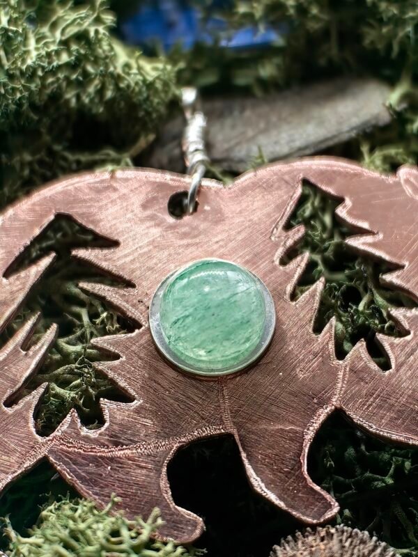 Détail du cabochon d'aventurine sur le pendentif L'Ours Voyageur."