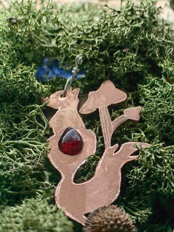 Pendentif "le rusé de la forêt" en forme de renard assis avec deux champignons, sculpté à la main, en France, pendentif éthique, hypoallergénique en argent et cuivre sur mousse végétale naturelle