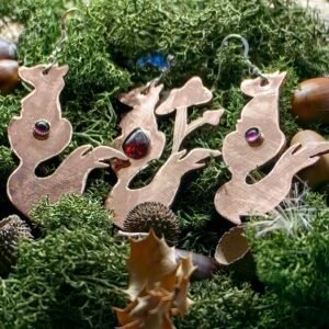 Coffret Bijoux 'Le Rusé de la Forêt' avec pendentif et boucles d'oreilles en argent et cuivre éthiques, grenat sur mousse végétale naturelle et branche de chêne.