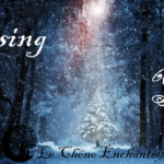 Forêt enneigée où un sapin blanc est éclairé par la lumière d'hiver des cieux. Blessing Yule est écrit dans les tons blancs. Couverture de l'article sur les origines de Yule chez Le Chêne Enchanté