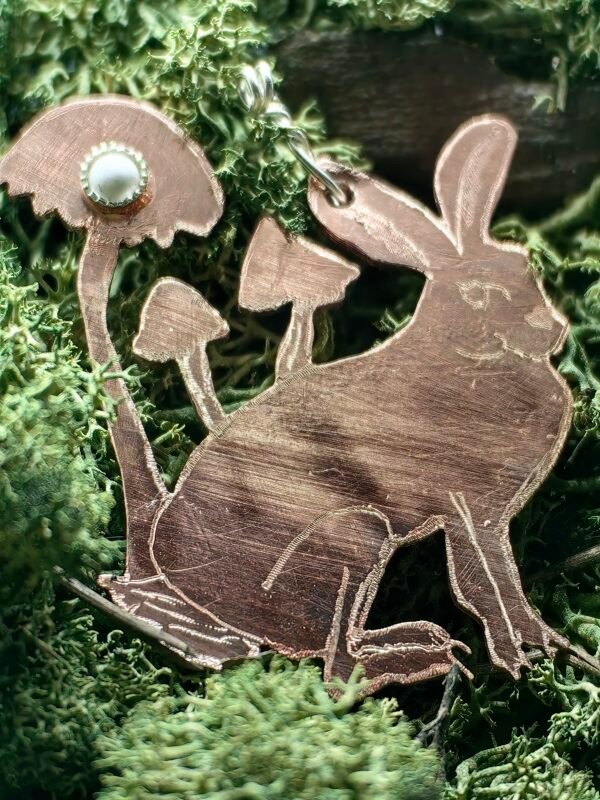 Détail du lapin de garenne sur le pendentif, symbolisant la protection et la chance.