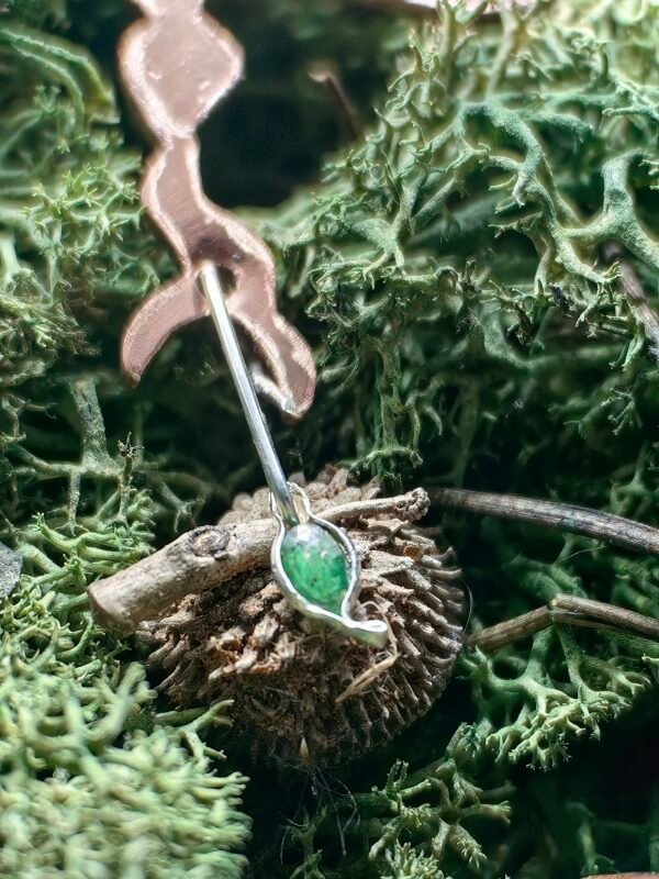 Émeraude taillée de 2 carats serti argent du pendentif éthique, hypoallergénique "Le Savoir du Serpent", fait main en France sur de la mousse végétale naturelle.