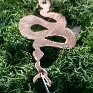 Pendentif "Le savoir du Serpent en argent et cuivre éthiques, hypoallergénique serti d'une émeraude taillée de 2 carats, fait main en France sur de la mousse végétale naturelle.