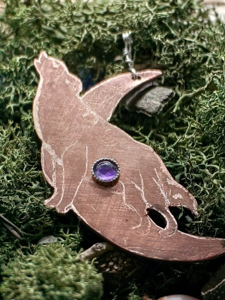 Pendentif 'La Complainte sous la Lune' fait main en France, en argent et cuivre éthiques, hypoallergénique, améthyste serti argent sur mousse végétale naturelle.