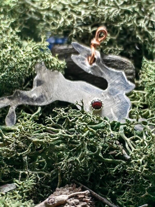 Pendentif 'Le Bouquet Protecteur' en argent et cuivre éthiques, serti argent d'un œil de taureau, représentant un lapin qui court sur de la mousse végétale naturelle chez Le Chêne Enchanté.