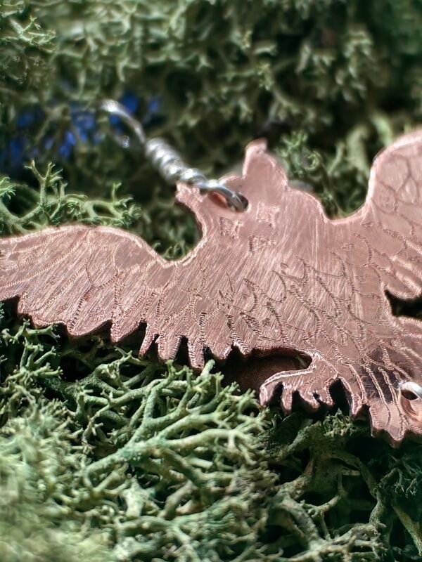 Détail du pendentif fait main en France "Déesse messagère" en argent et cuivre éthiques, hypoallergénique sur de la mousse végétale naturelle.