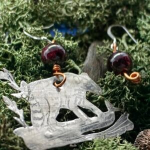 Boucles d'oreilles 'Taisson Persévérant' en argent et cuivre éthiques, hypoallergéniques, accompagnées de perles de grenat, fait main en France sur de la mousse végétale naturelle.