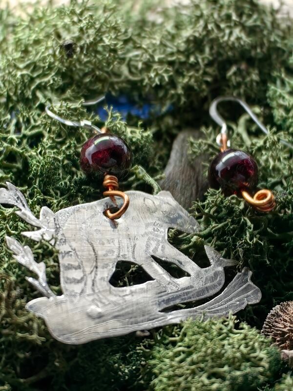 Boucles d'oreilles 'Taisson Persévérant' en argent et cuivre éthiques, hypoallergéniques, accompagnées de perles de grenat, fait main en France sur de la mousse végétale naturelle.