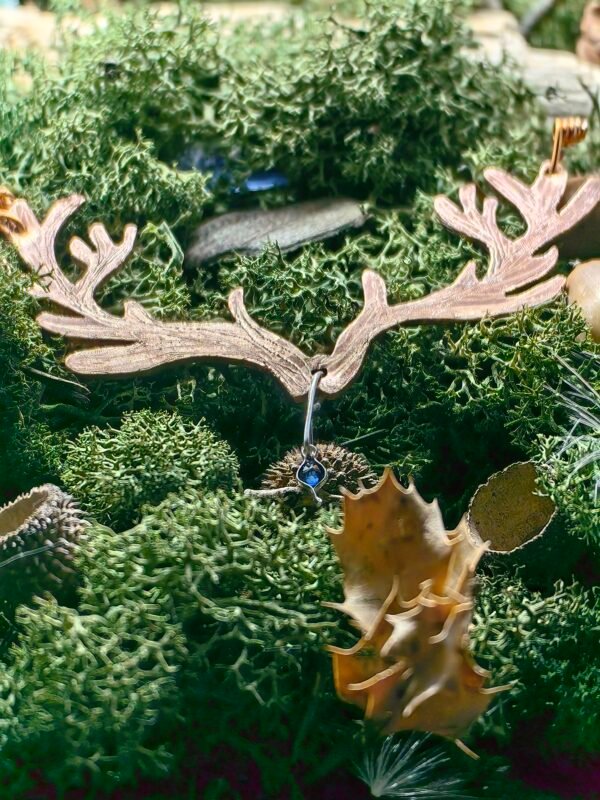 Pendentif "Le Porteur d'Heol" en argent et cuivre éthiques, hypoallergéniqu, fait main en France serti argent d'un saphir bleu de 3 carats, inspiré des mythologies celtiques et nordiques, sur de la mousse végétale naturelle.