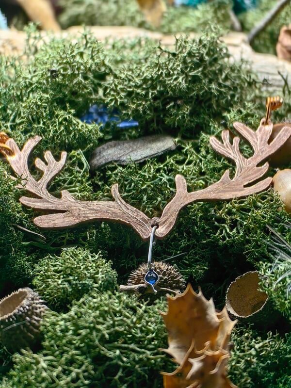 Pendentif "Le porteur d'heol" argent, cuivre éthiques, hypoallergénique et saphir. – Image 3