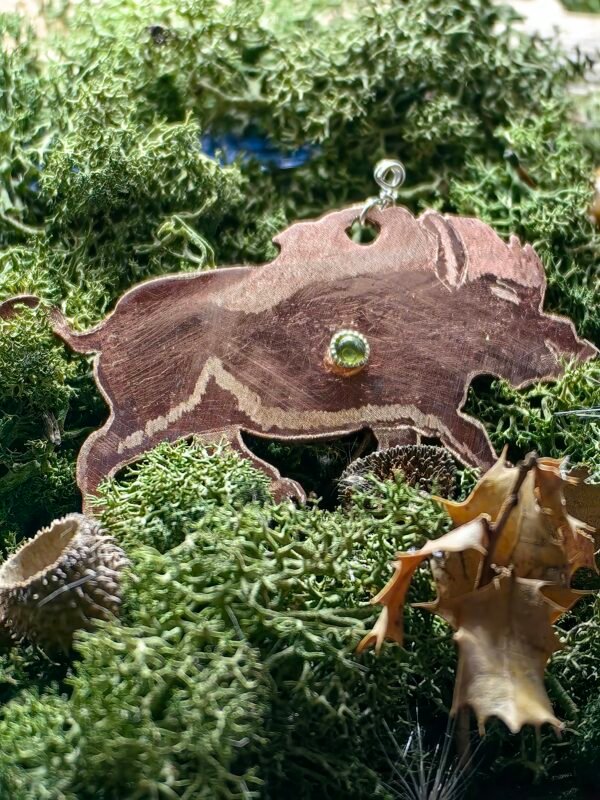 Pendentif 'Le Pécari Courageux' en argent et cuivre éthiques, hypoallergénique avec péridot serti argent sur mousse végétale naturelle.