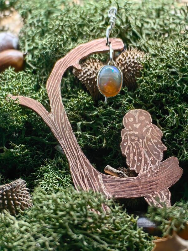 Pendentif "chevêche rêveuse" en argent et cuivre éthiques, hypoallergénique, serti argent d'une opale verte de whelo sur de la mousse végétale naturelle.