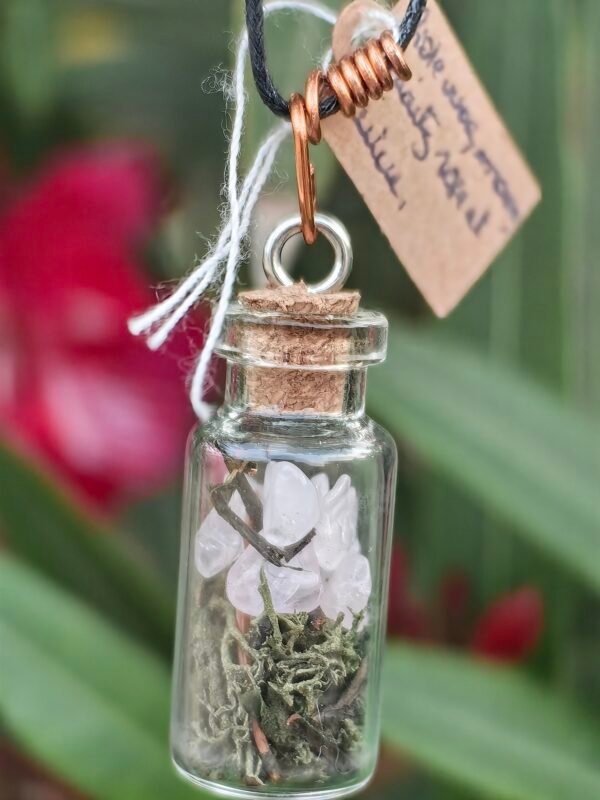 Pendentif fiole "Talisman des fées" quartz rose et mousse végétale naturelle monté sur cuivre – Image 2