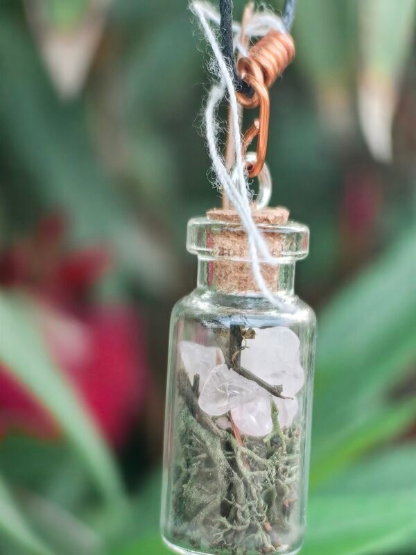 Pendentif fiole "Talisman des fées" quartz rose et mousse végétale naturelle monté sur cuivre – Image 3