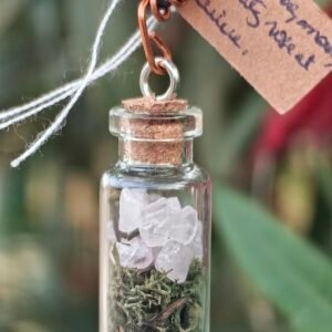 Pendentif fiole moyenne "Talisman des fées" quartz rose et mousse végétale naturelle monté sur du cuivre, collection Artéfacts chez Le ChênE Enchanté. Etiquette écrite par mes mains derrière la fiole afin de noter le poids de la fiole.