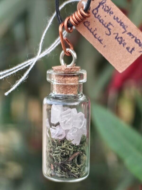 Pendentif fiole moyenne "Talisman des fées" quartz rose et mousse végétale naturelle monté sur du cuivre, collection Artéfacts chez Le ChênE Enchanté. Etiquette écrite par mes mains derrière la fiole afin de noter le poids de la fiole.