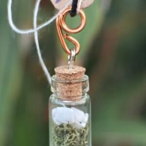 Mini pendentif fiole "Talisman des fées", howlite et mousse végétale naturelle monté sur cuivre éthique, collection Artéfacts chez Le Chêne Enchanté.