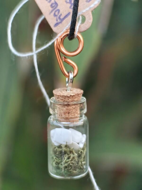 Mini pendentif fiole "Talisman des fées", howlite et mousse végétale naturelle monté sur cuivre éthique, collection Artéfacts chez Le Chêne Enchanté.