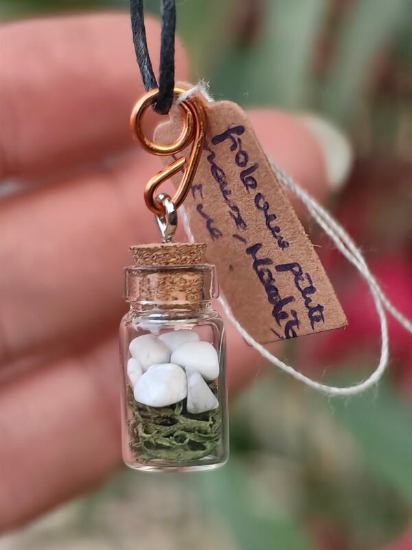 Mini pendentif fiole "Talisman des fées" Howlite, mousse végétale, monté sur cuivre – Image 2