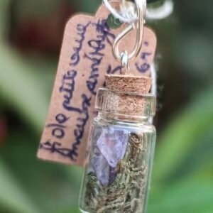 Mini pendentif fiole "Talisman des fées" améthyste et mousse végétale naturelle monté sur argent, collection Artéfacts chez Le Chêne Enchanté. Vu de près.