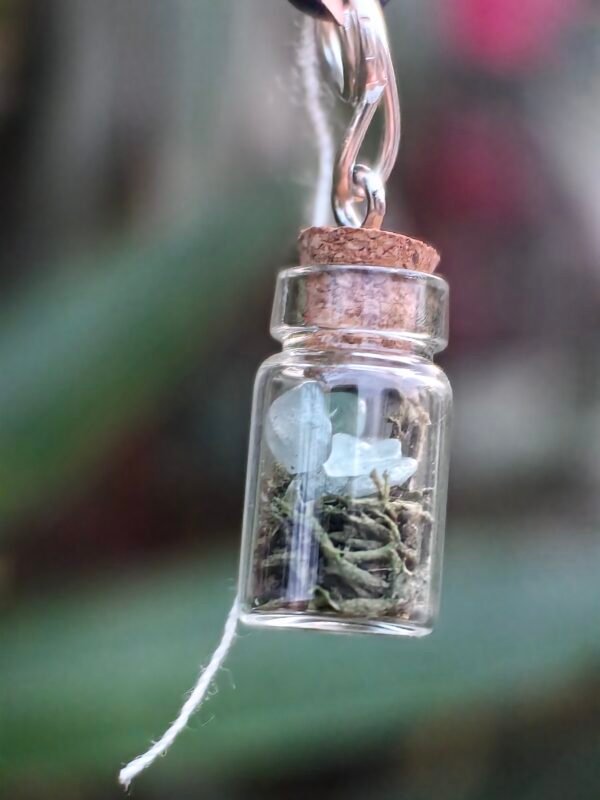 Mini pendentif fiole "talisman des fées" aventurine verte et mousse végétale naturelle monté sur argent, collection artéfacts chez Le Chêne Enchanté, vue de près.
