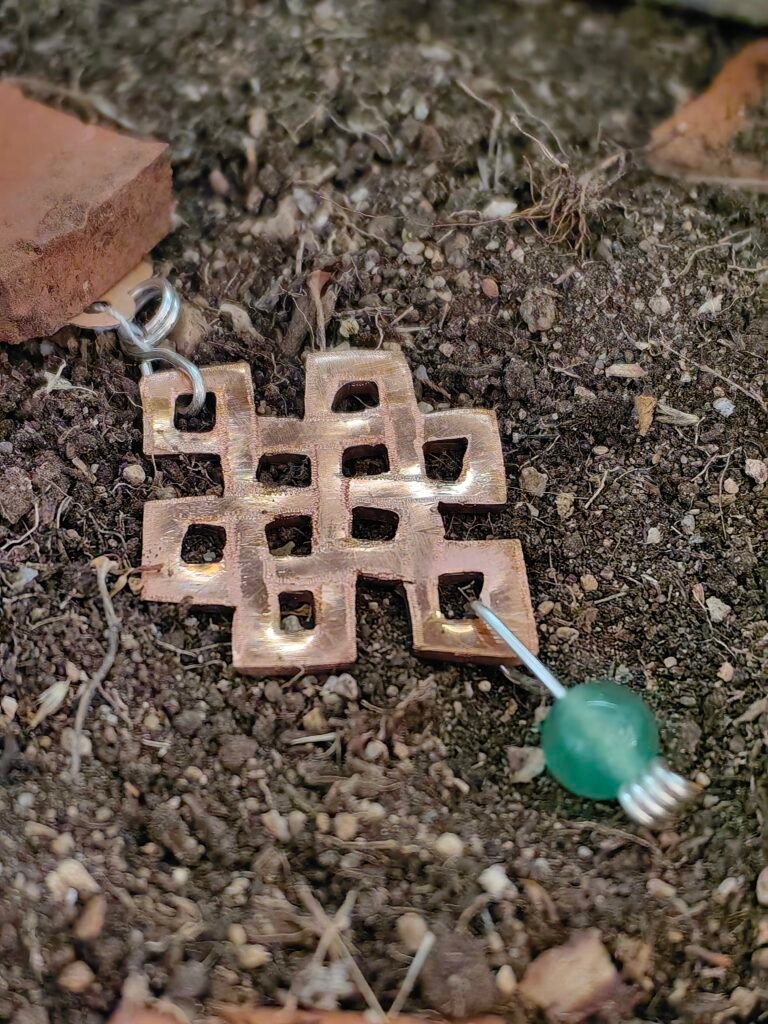 Pendentif celtique "noeud de longévité", protection, en argent-cuivre éthiques et aventurine verte. Collection Artéfacts chez Le Chêne Enchanté.
Les anciens Celtes croyaient en la connexion sacrée entre les mondes naturel et spirituel. Les nœuds celtiques sans début ni fin, symbolisaient l'éternité et la continuité du cycle de la vie.
Le pendentif repose sur de la terre tel un artéfact qui aurait passé des siècles sous terre avant d'être déterré par un archéologue ou un historien.
Pendentif fait main dans le Sud-est de la France.
Toute reproduction de mes bijoux est formellement interdite.
