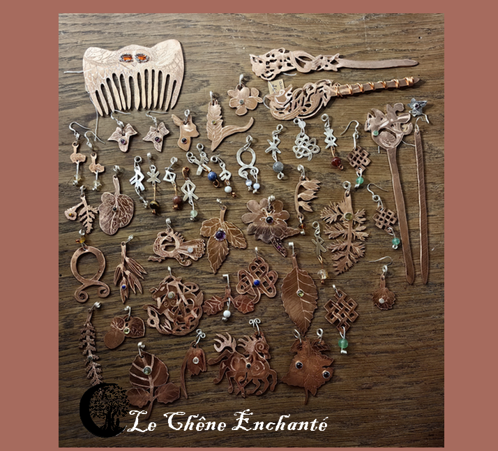 Les 40 premiers bijoux de la collection Artéfacts chez Le Chêne Enchanté en argent-cuivre et gemmes éthiques. Bijoux posés sur mon établi de joaillière. Les bijoux représentés sont de formes animales, végatales, noeuds celtiques, runiques, tous d'inspiration nordique (vikings), celtique, nature et médiévale.
Toute reproduction de mes bijoux est formellement interdite et vous engage à des poursuites au pénal avec amendes, dédomagements et possiblement emprisonnement.
