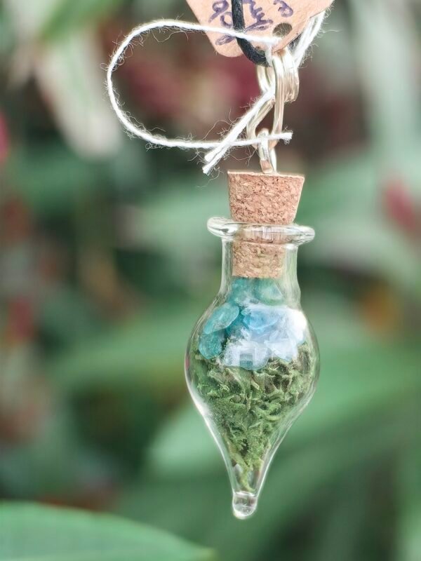 Pendentif fiole "Potion des fées" apatite et mousse végétale naturelle monté sur argent, collection Artéfacts chez Le Chêne Enchanté. Vu entière du pendentif.