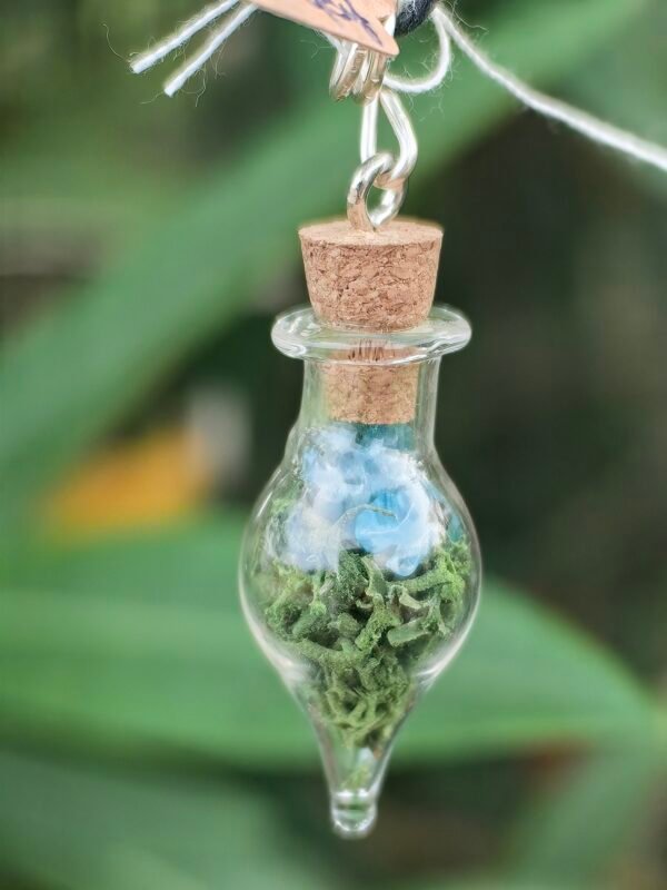 Pendentif fiole "Potion des fées" apatite et mousse végétale naturelle monté sur argent – Image 3