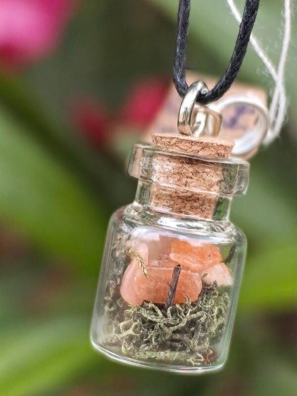 Mini pendentif fiole "Talisman des fées", argent, cornaline et mousse végétale naturelle, collection Artéfacts chez Le Chêne Enchanté. Bouchon en chêne liège pour fermer la mini fiole. Fait en pleine conscience et avec amour. Vu entière du pendentif.