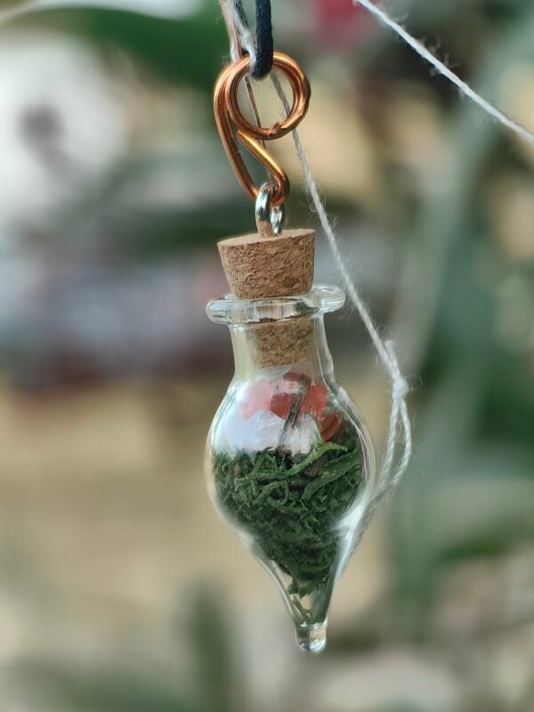 Pendentiif fiole "Potion des fées" aventurine rouge et mousse végétale naturelle monté sur cuivre. Collection Artéfacts chez Le Chêne Enchanté. Vu entière du pendentif.