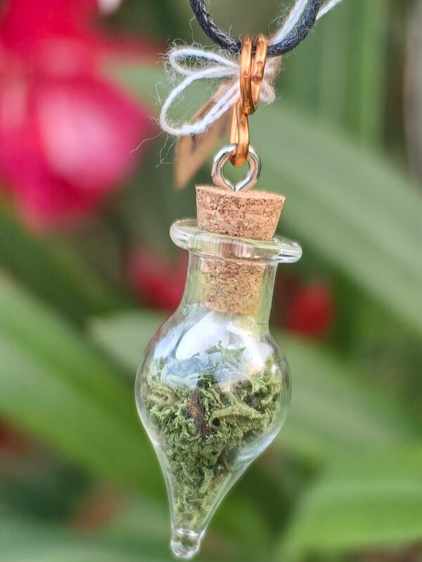 Pendentif fiole "Potion des fées" howlite et mousse végétale naturelle monté sur cuivre. Collection Artéfacts chez Le Chêne Enchanté. Vu entière du pendentif.