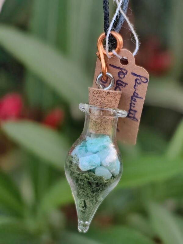 Pendentif fiole "Potion des fées" amazonite et mousse végétale naturelle monté sur cuivre. Collection Artéfacts chez Le Chêne Enchanté. Vu entière du pendentif.