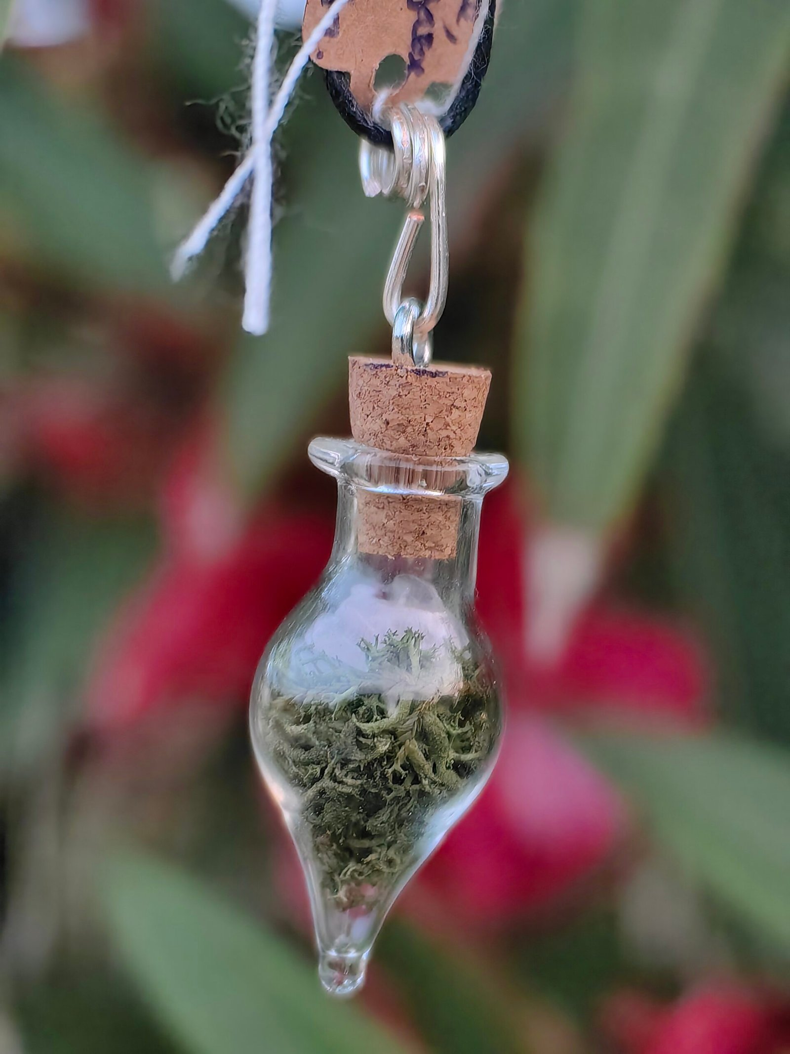Pendentif fiole "Potion des fées" aventurine verte, argent et mousse végétale naturelle, collection Artéfacts chez Le Chêne Enchanté. Vu entière du pendentif.