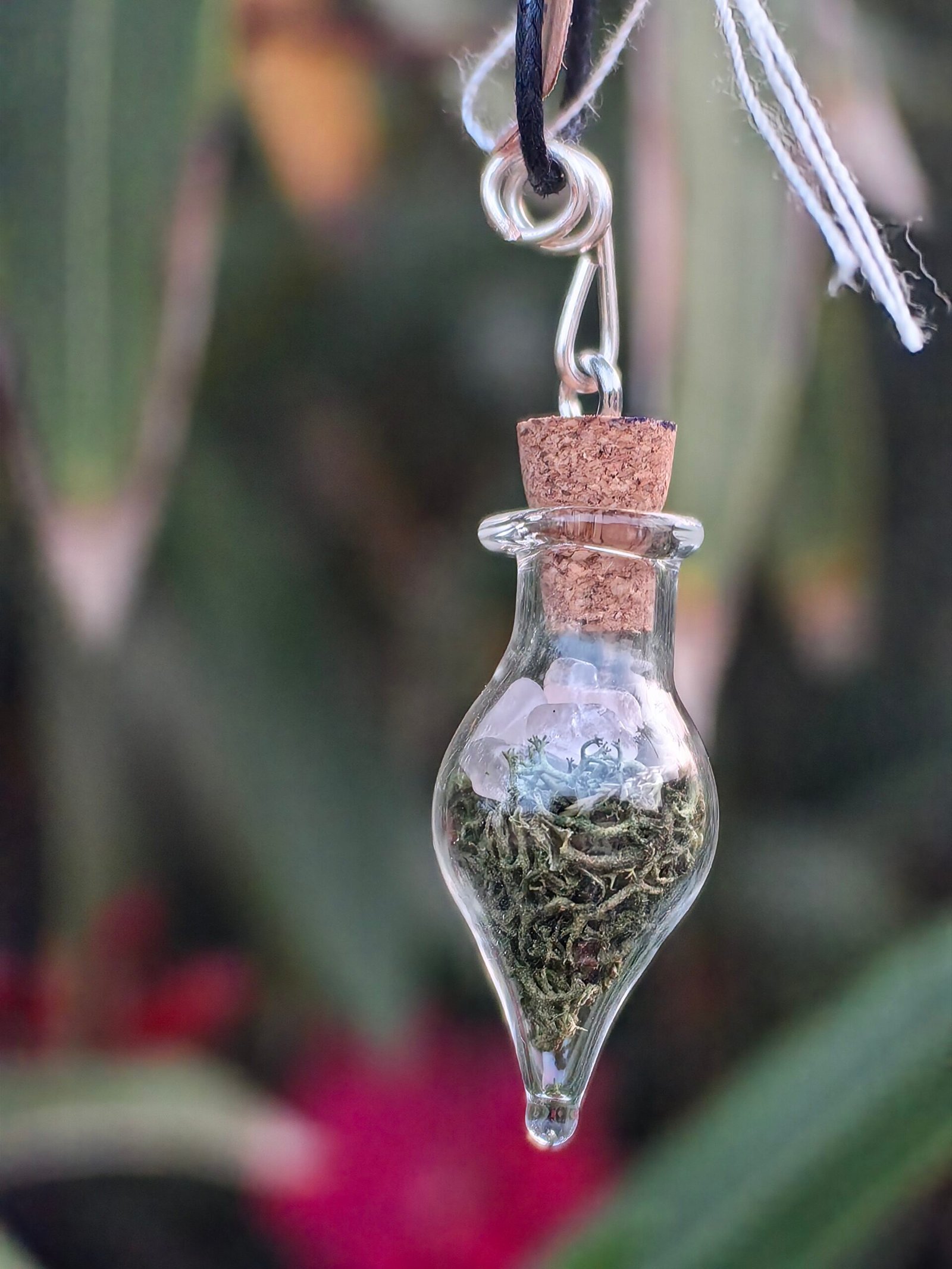 Pendentif fiole "Potion des fées" aventurine verte, argent et mousse végétale naturelle, collection Artéfacts chez Le Chêne Enchanté. Gros plan sur le pendentif.
