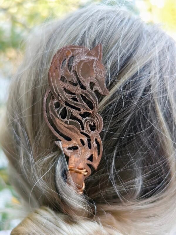 Pic à cheveux Fenrir, le grand loup mythique de la mythologie nordique, style grandes bêtes en cuivre éthique, colletion Artéfacts chez Le Chêne Enchanté, bijou fait main dans mon petit atelier du sud de la France. Pic à cheveux porté, gros plan du haut du pic à cheveux.
