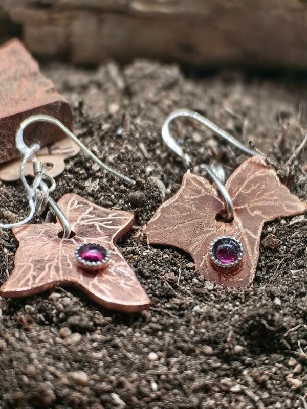 Boucles d'oreilles "lierre mystique" argent-cuivre et grenat – Image 2