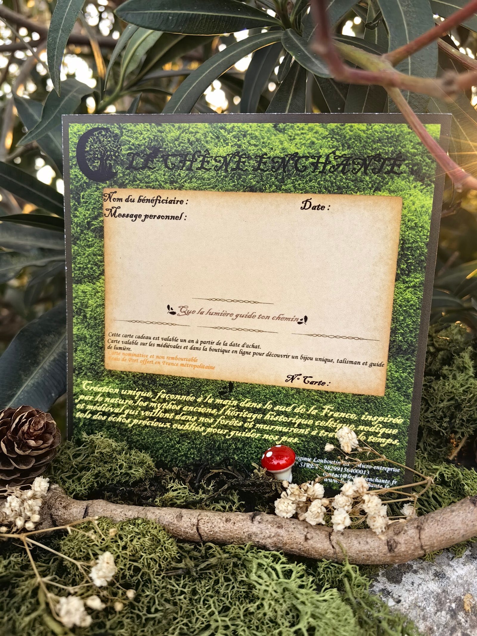 Verso de la Carte cadeau-Instant de lumière chez Le Chêne Enchanté. Cette carte cadeau virtuelle est aussi à retrouver en physique dans mon échoppe itinérante. Elle représente toute la lumière, tout l'amour, toute la bienveillance et toute la magie qu'il y a en chacun de nous. Vous pouvez l'acquérir à partir de 20€. Cette carte est un morceau de nature avec sa mousse végétale naturelle provenant de mon jardin. Vous pouvez de ce côté de la carte écrire votre mot, la date et le nom de la personne qui la recevra. Une phrase magique, de lumière et d'amour est notée à la fin de cette carte afin de vous aider, vous guider sur votre chemin de lumière, de vie en vous offrant ou en offrant un de mes bijoux talismans-guides historiques joailliers éthiques, fait à la main en France, avec des métaux purs et éthiques.