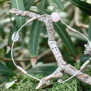 Bracelet jonc réglable Protection d'amour céleste en argent, quartz rose et cristal de roche, collection Artéfacts chez Le Chêne Enchanté. Le bracelet est suspendu sur une arbre de chêne entourée de mousse végétale naturelle verte. Le bracelet se termine en ses extrêmités par une spirale de chaque côté. Ce bracelet évoque la protection des anciennes Déesses Celtes ou Nordiques (Vikings), un lien indéfectible entre la Terre et le Ciel. Vu entière du bracelet. Tous les bijoux et photographies appartiennent à : Le Chêne Enchanté et toute reproduction est interdite.