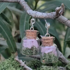 Boucles d'oreilles Potion des Fées, argent, quartz rose, mousse naturelle végétale, verre, liège, collection Artéfacts, Le Chêne Enchanté. Ces boucles d'oreilles sont des petits univers féériques lumineux, magiques et plein d'amour. Les boucles d'oreilles Potion des fées sont suspendues sur une branche de chêne entourées de mousse naturelle végétale. Vu d'ensemble des boucles d'oreilles fiole Potion des fées. Tous les bijoux et photographies sont la propriété exclusive de : Le Chêne Enchanté. Toute reproduction est strictement interdite.