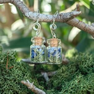 Boucles d'oreilles fiole Talisman des fées, argent, lapis-lazuli, mousse végétale naturelle, liège de chêne, collection Artéfacts chez Le Chêne Enchanté. les boucles d'oreilles sont suspendues sur une branche de chêne entouré de mousse naturelle végétal de mon jardin. Vu d'ensemble de la paire de boucles d'oreilles. Ces boucles d'oreilles sont les gardiennes de l'intuiton, la conscience spirituelle. Elles apportent clarté intérieure et relie le mystère cosmique de la Terre au Ciel. Les porter t'éclairent sur ton chemin de sagesse intérieure et de vérité. Tous les bijoux et photographies appartiennent exclusivement à : Le Chêne Enchanté. Toute reproduction est strictement interdite.